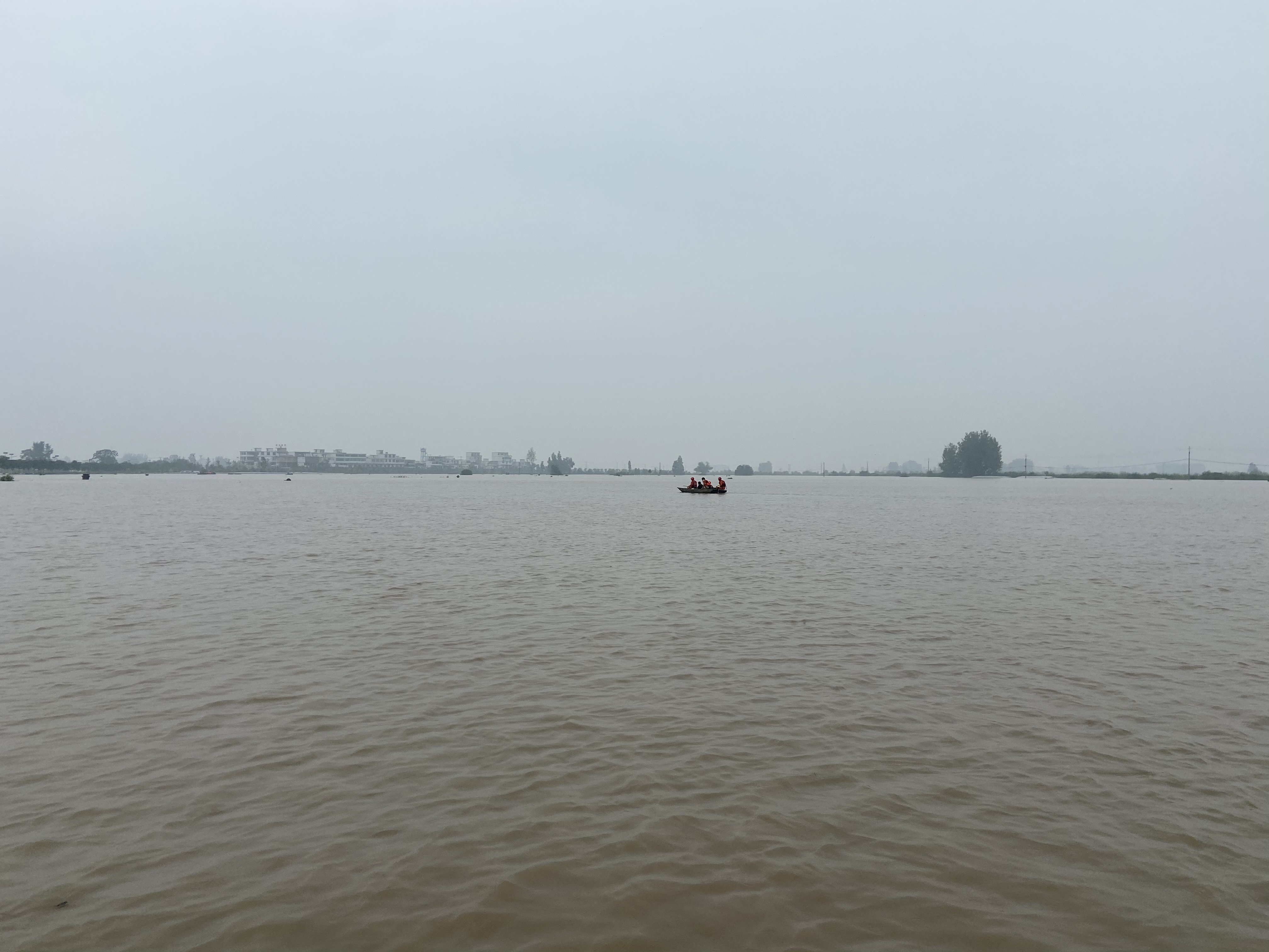 开闸放水后，蓄洪区内，阜南县王家坝镇李郢村附近被淹没。
