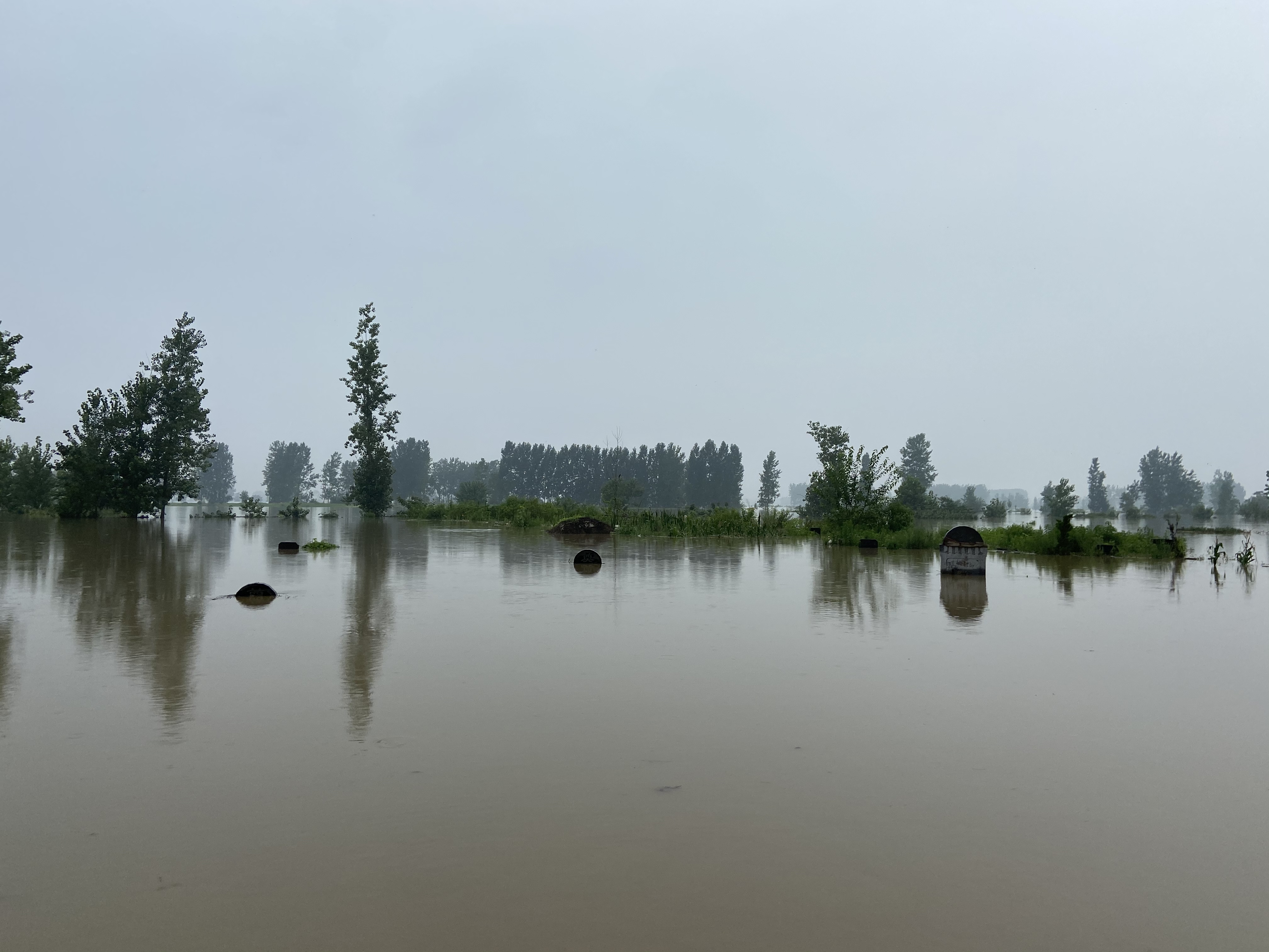 蓄洪区内，一片墓地被洪水淹没。