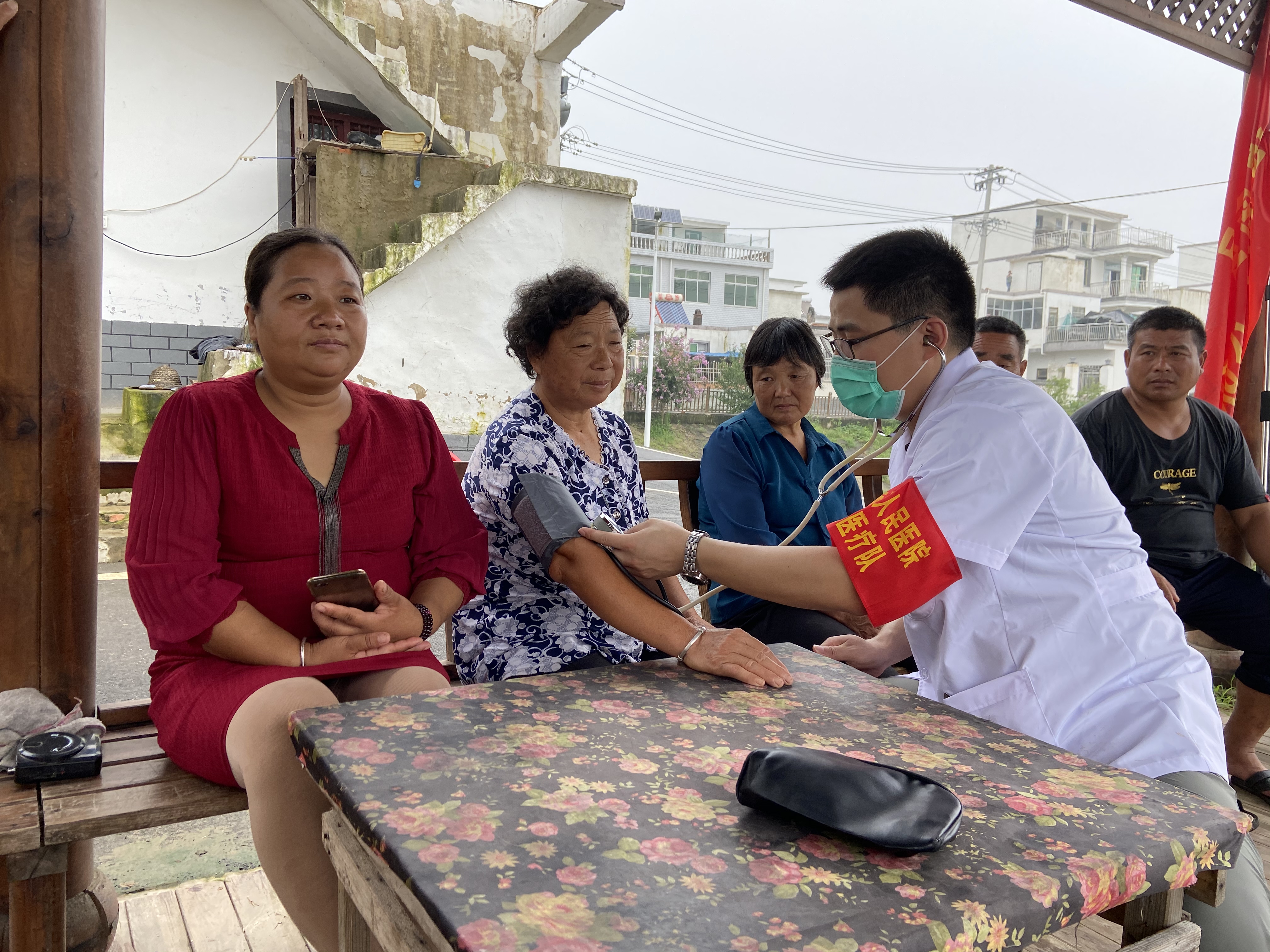 在为庄台群众问诊的阜南县人民医院医生。
