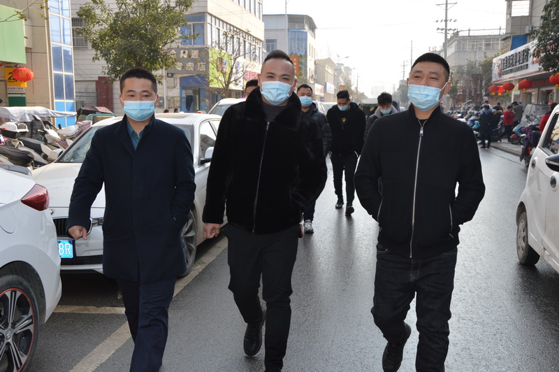 阜阳市老酒商会慰问孤寡老人和贫困户