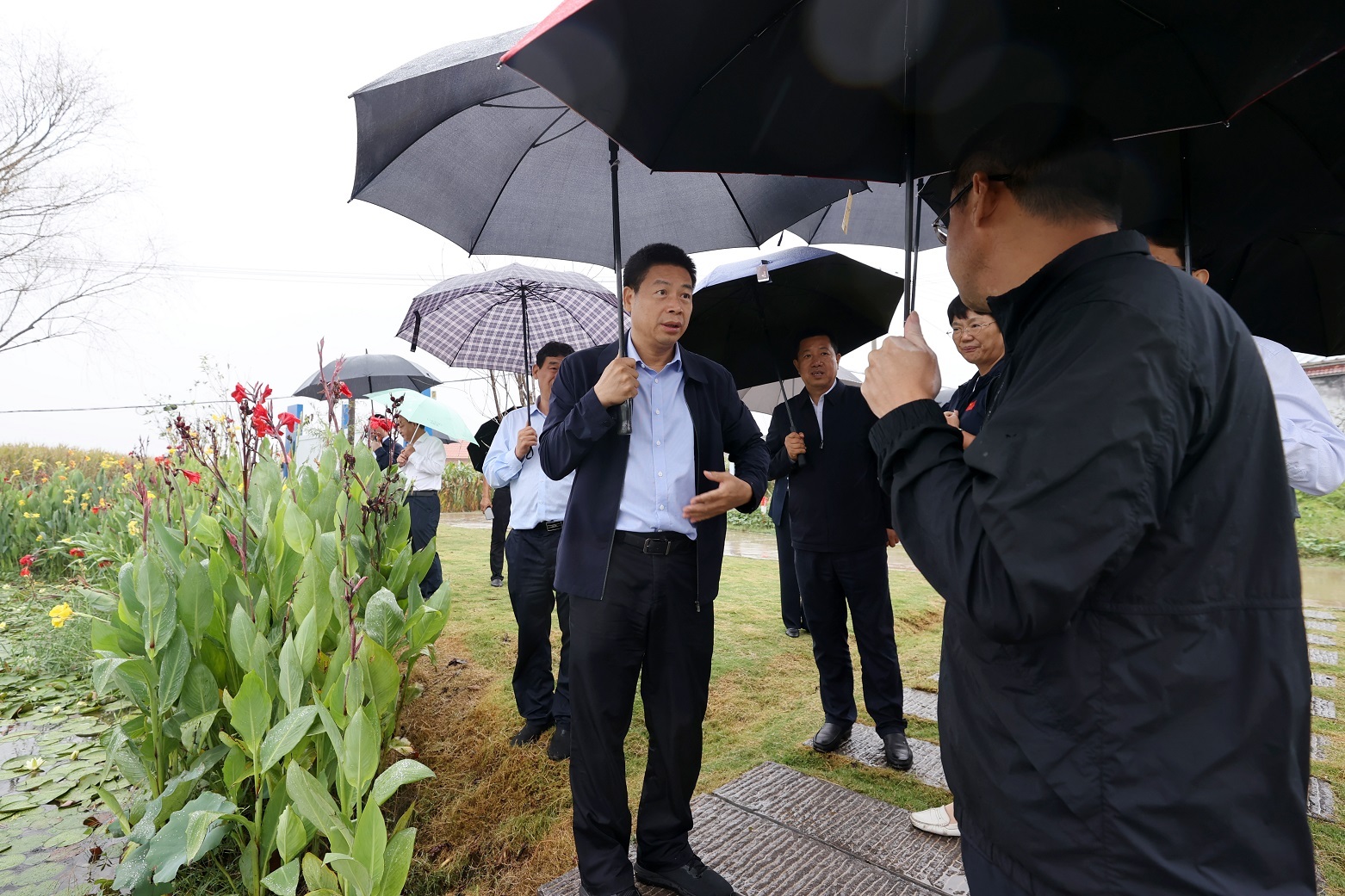 覃卫国在调研宜居宜业和美乡村建设时强调：大力实施“千村引领万村升级”工程 奋力绘就宜居宜业和美乡村崭新画卷1.jpg