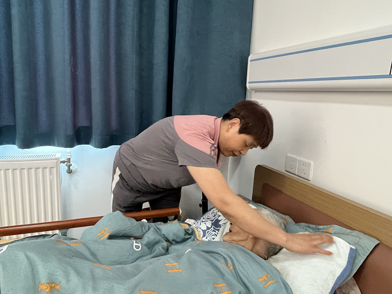 节日我在岗｜梁化英：养老护理员国庆假期的一天1.jpg