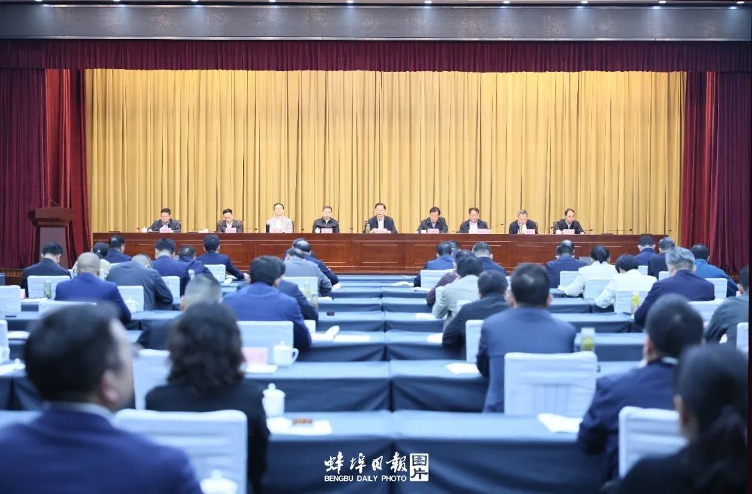 黄晓武在市委人才工作大会上指出：全方位培养引进用好人才 加快打造区域性人才强市.jpg